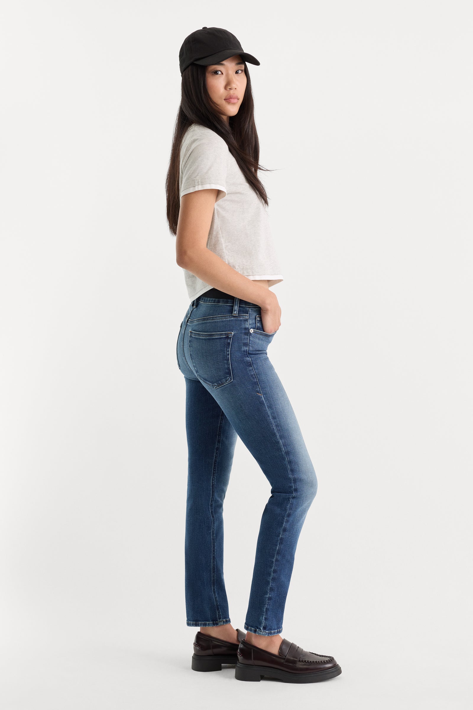 MID RISE CIGARETTE JEANS | NEWCREST-3 | GOOD AMERICAN | MODEL