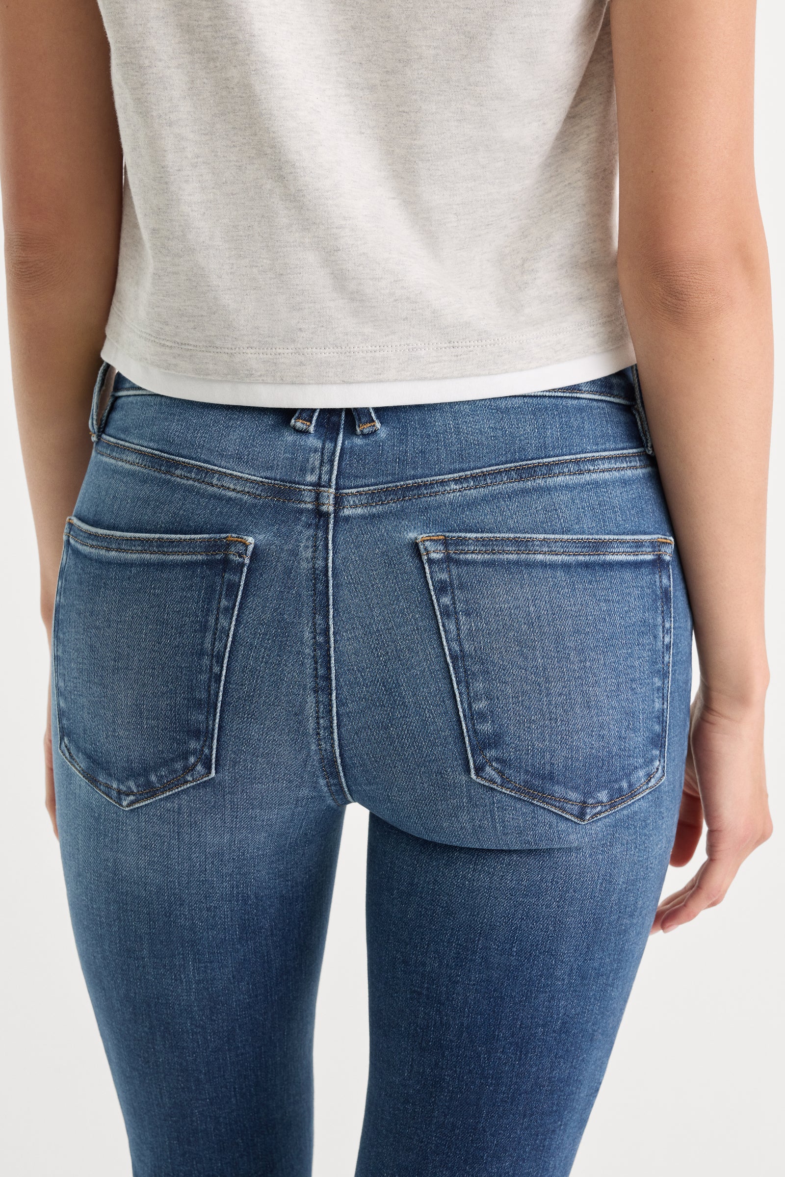 MID RISE CIGARETTE JEANS | NEWCREST-6 | GOOD AMERICAN | MODEL