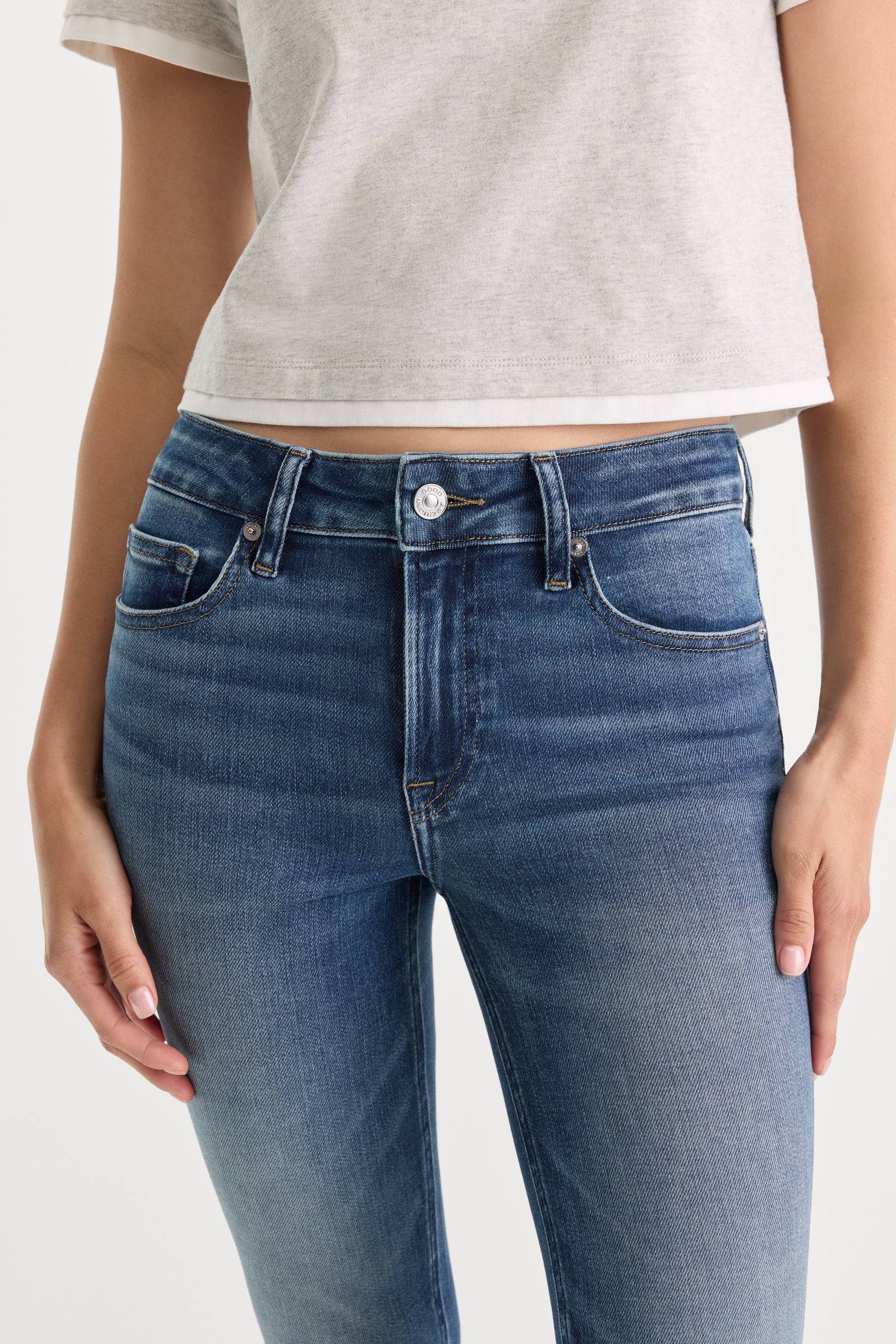 MID RISE CIGARETTE JEANS | NEWCREST-4 | GOOD AMERICAN | MODEL