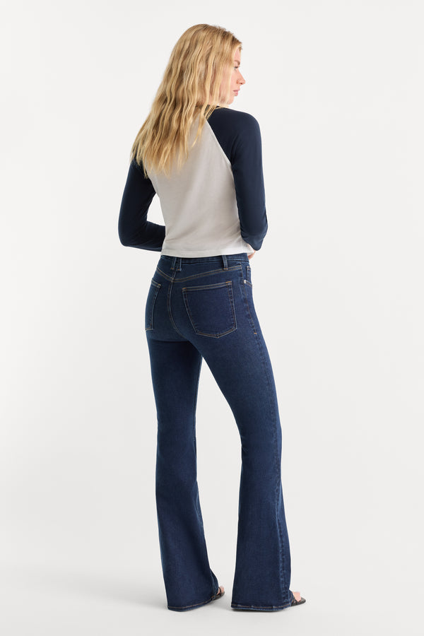 ALWAYS FITS GOOD LEGS FLARE JEANS | INDIGO1317-5 | GOOD AMERICAN | MODEL_A