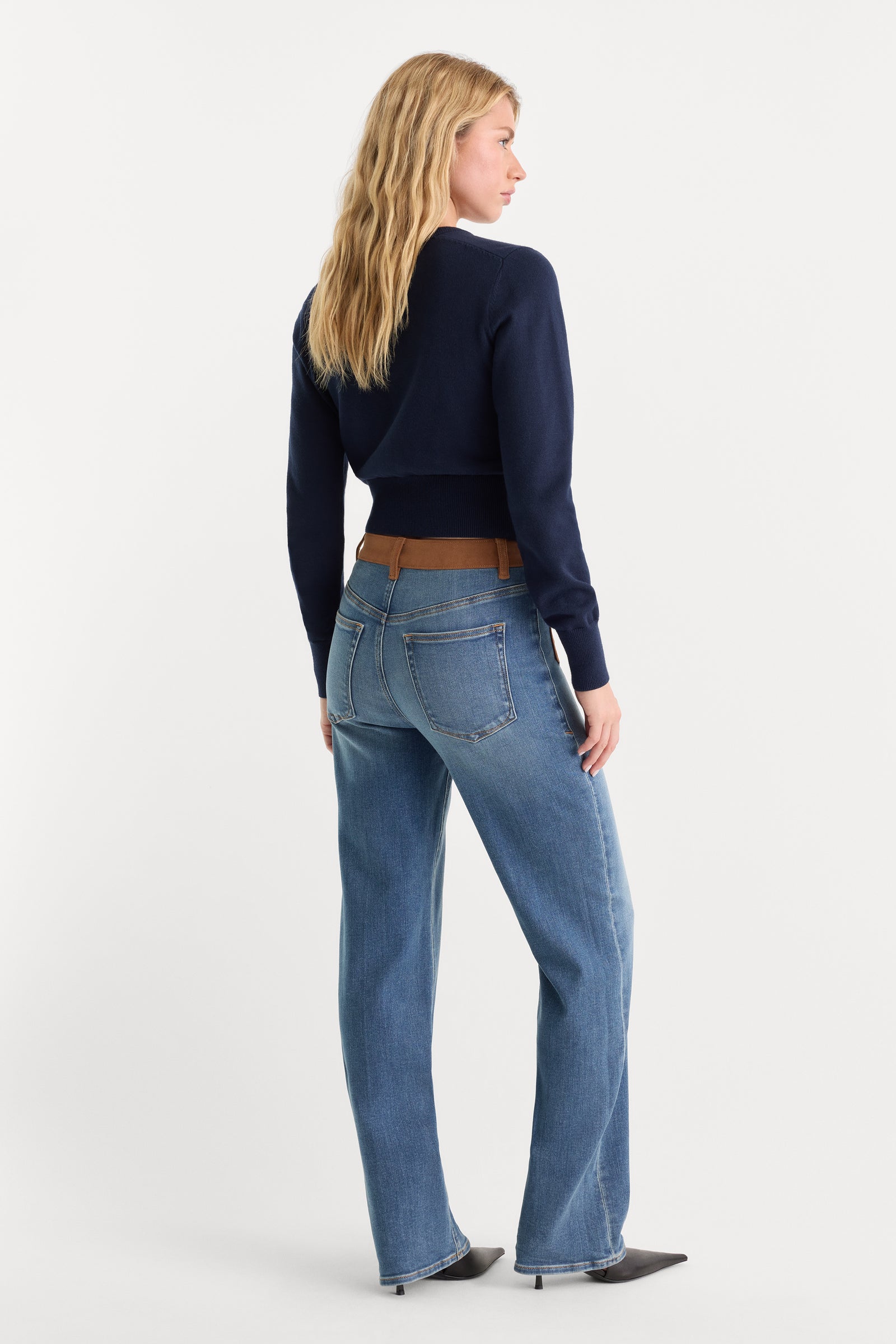GOOD PETITE TRUE STRAIGHT JEANS | CREST-5 | GOOD AMERICAN | MODEL