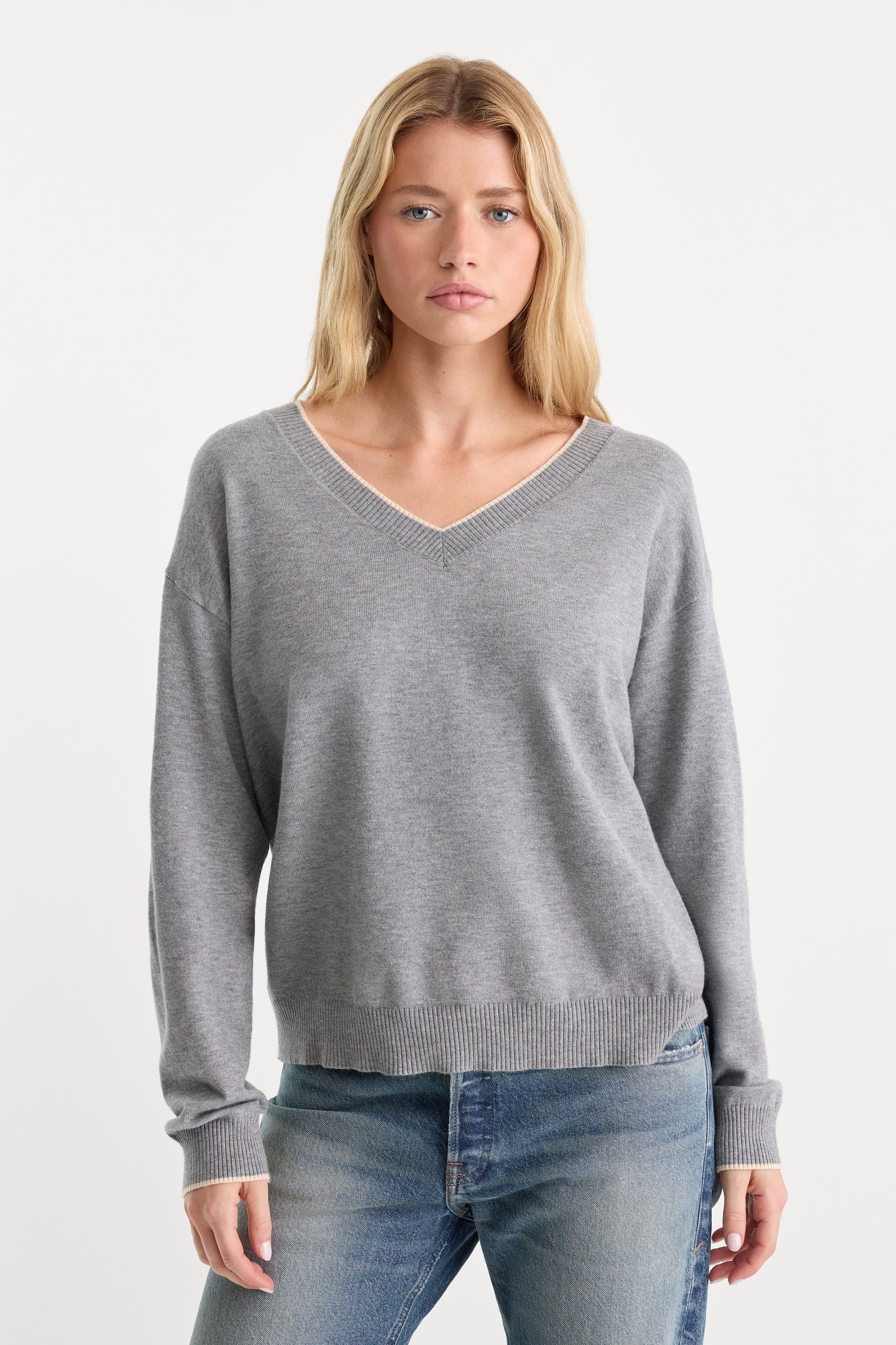 THE COZY V NECK SWEATER | HEATHER GREY001