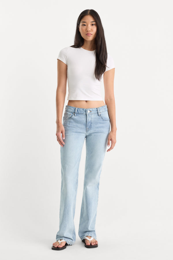 VINTAGE LOW RISE BOOTCUT JEANS | INDIGO1220-1 | GOOD AMERICAN | MODEL