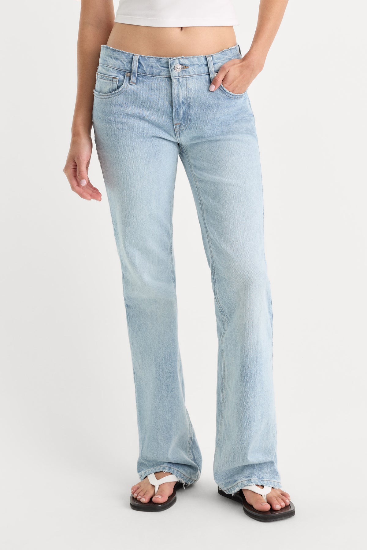 VINTAGE LOW RISE BOOTCUT JEANS | INDIGO1220-2 | GOOD AMERICAN | MODEL
