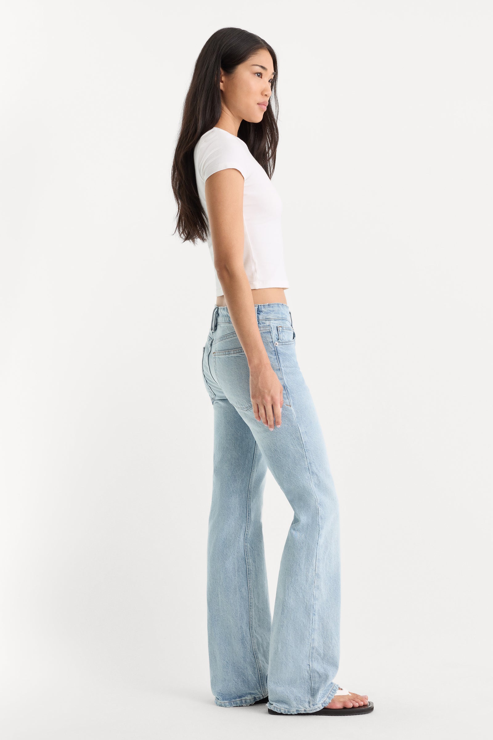 VINTAGE LOW RISE BOOTCUT JEANS | INDIGO1220-3 | GOOD AMERICAN | MODEL