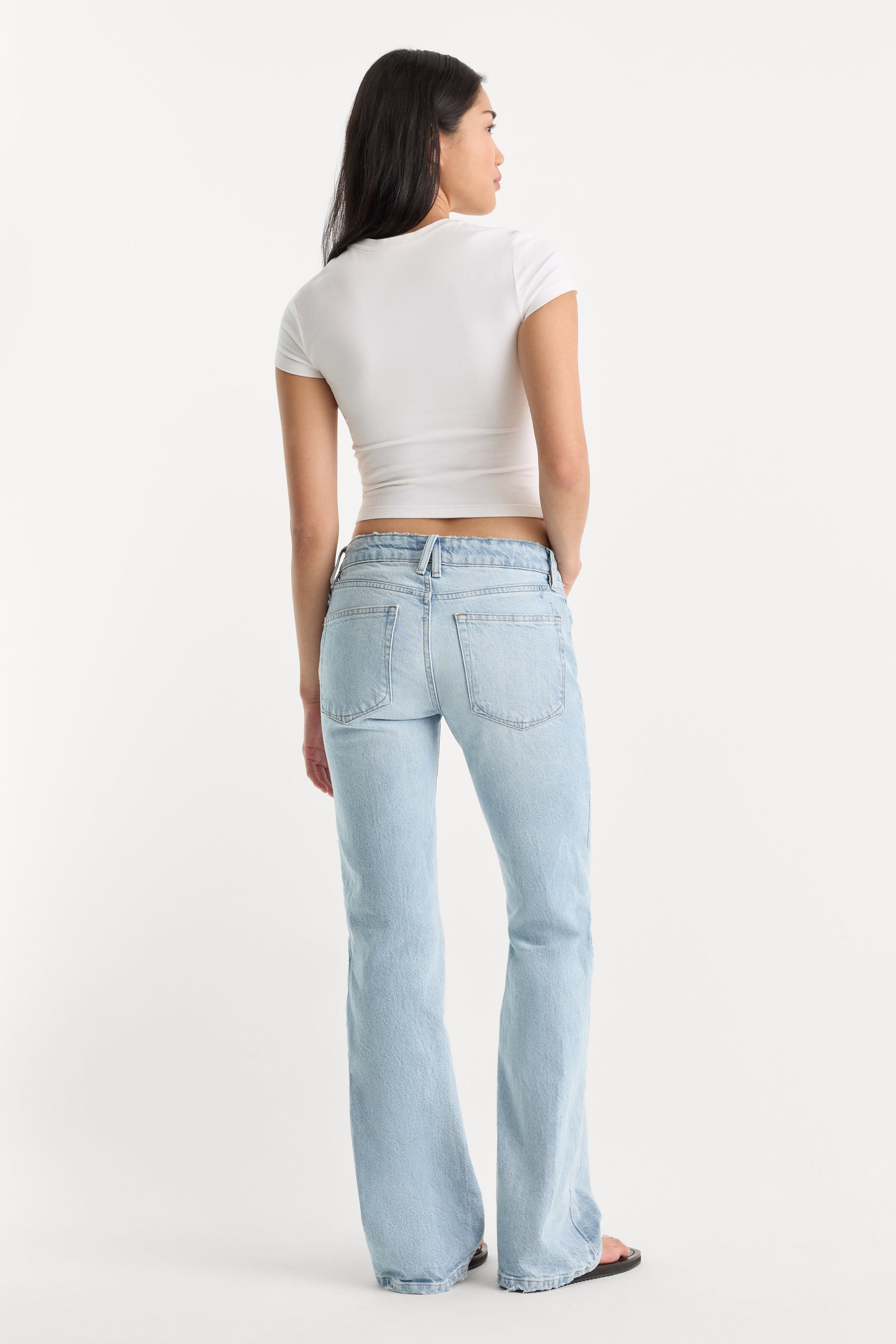 VINTAGE LOW RISE BOOTCUT JEANS | INDIGO1220-5 | GOOD AMERICAN | MODEL