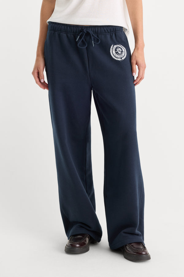 THE BRUSHED FLEECE SWEATPANT | NEW NAVY-2 | GOOD AMERICAN | MODEL