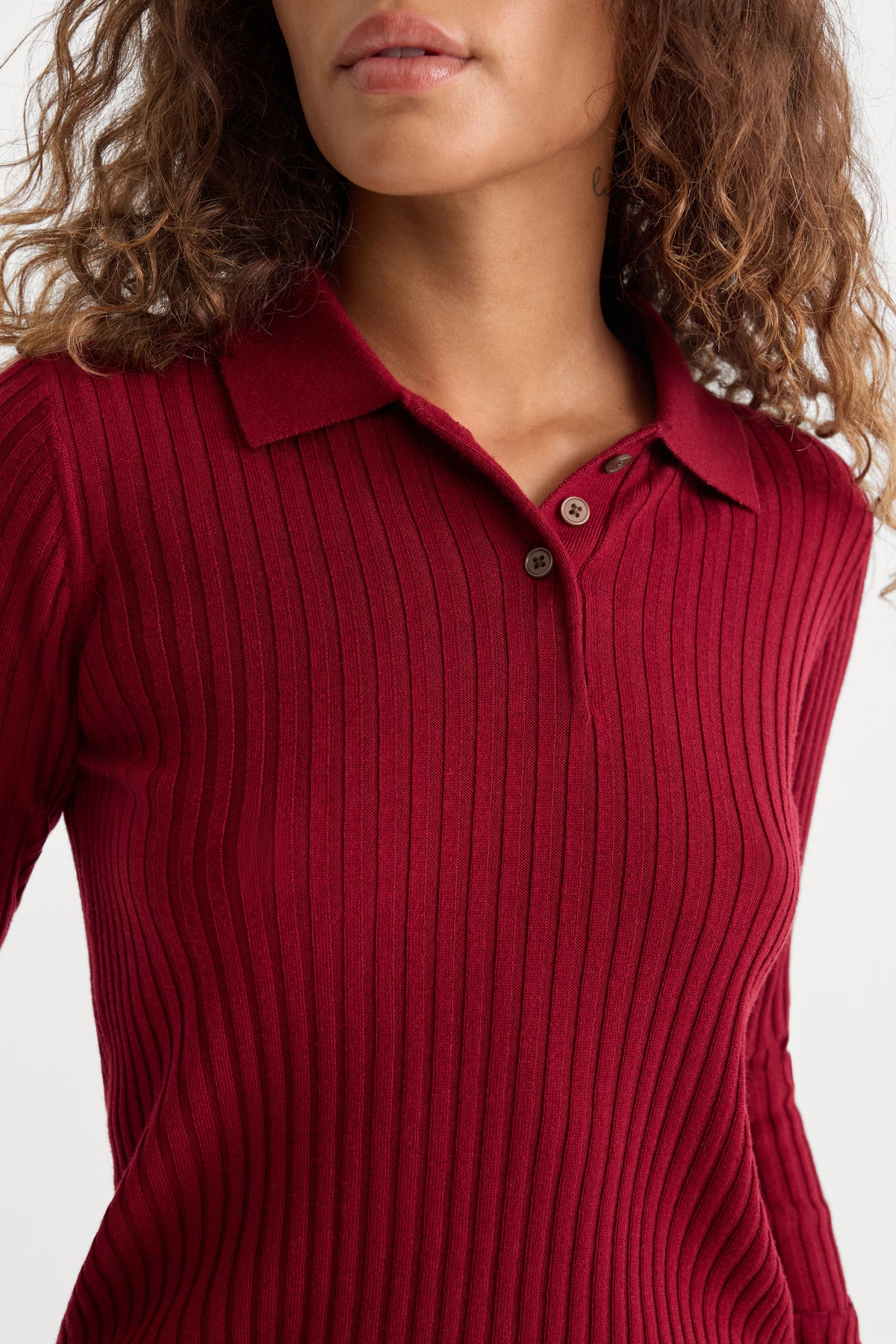 THE RIB POLO SWEATER | SYRAH-2 | GOOD AMERICAN | MODEL_A