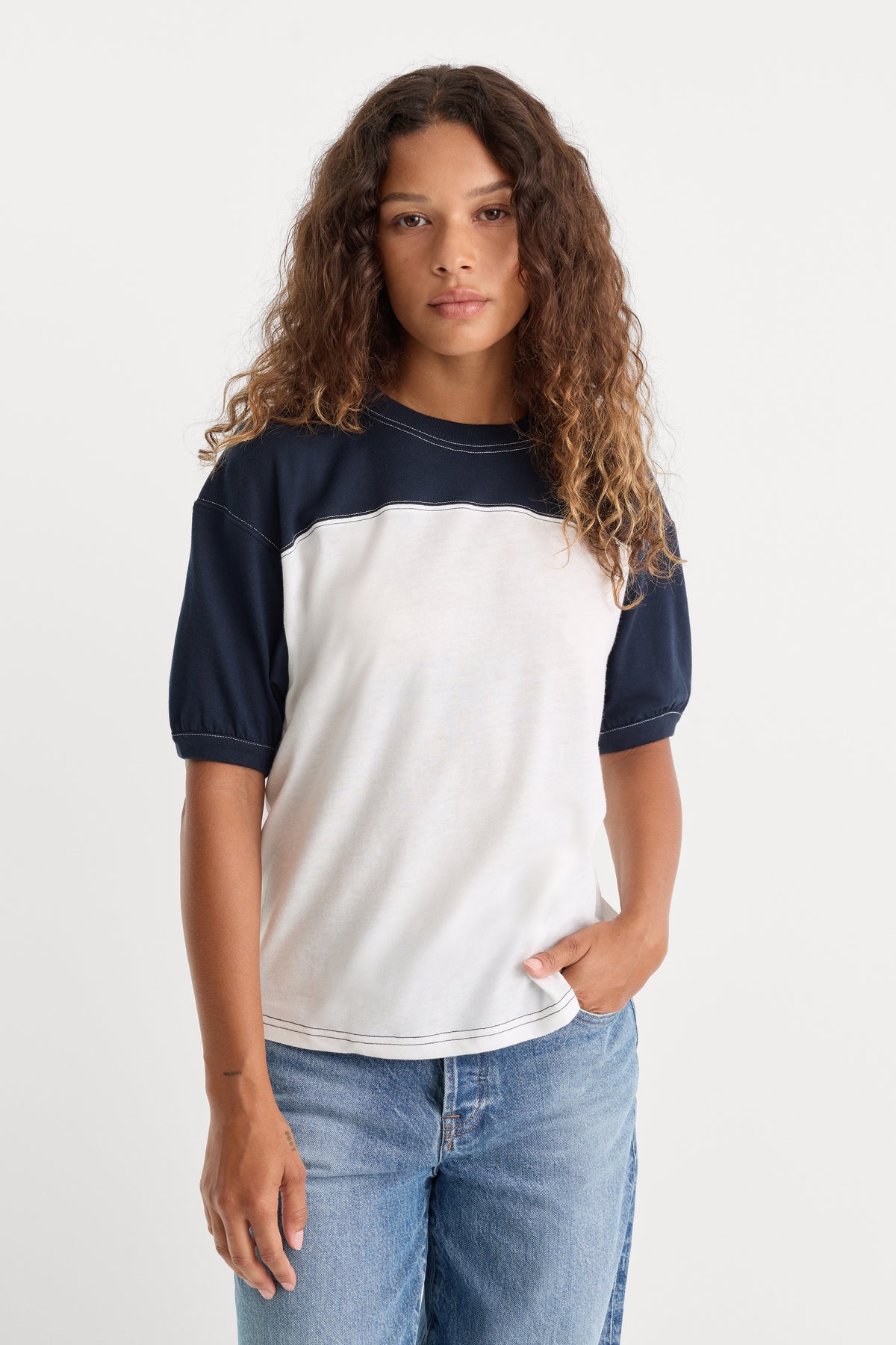 THE COLORBLOCK GYM TEE | NAVY WITH CHALK-2 | GOOD AMERICAN | MODEL