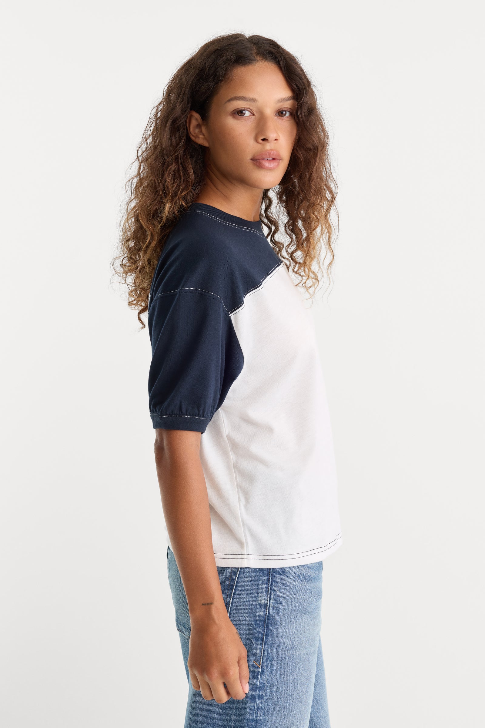 THE COLORBLOCK GYM TEE | NAVY WITH CHALK-4 | GOOD AMERICAN | MODEL