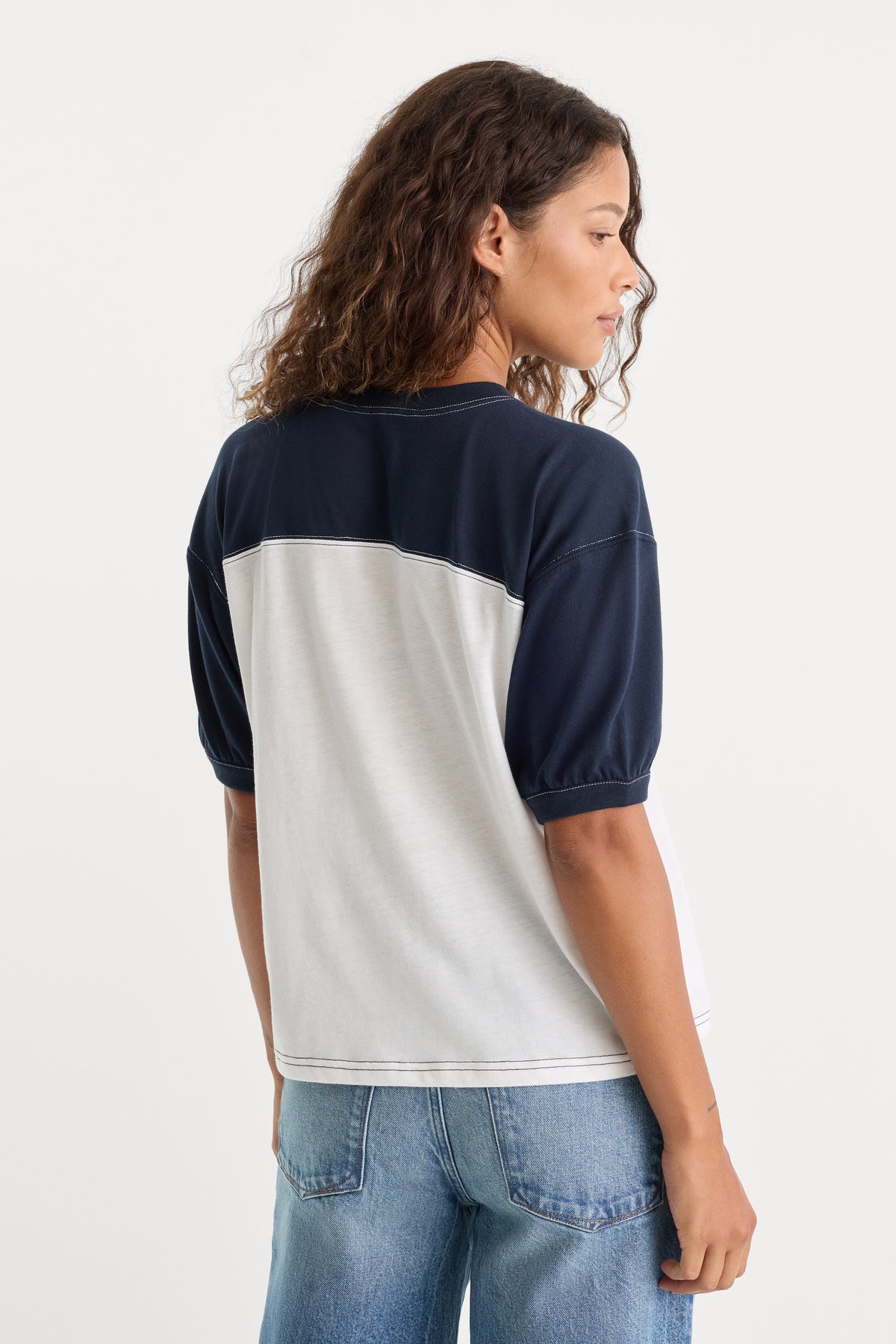 THE COLORBLOCK GYM TEE | NAVY WITH CHALK-6 | GOOD AMERICAN | MODEL