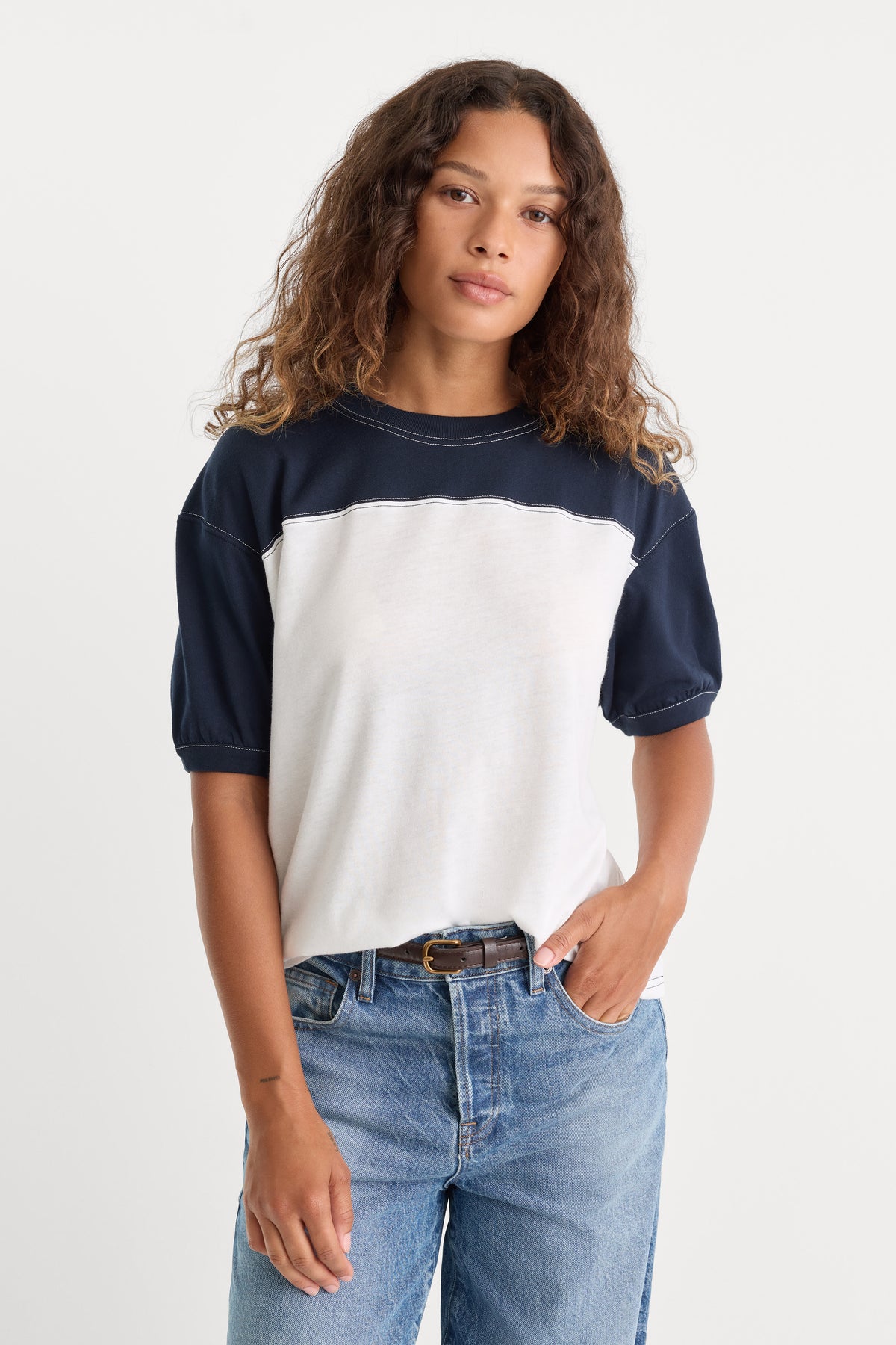 THE COLORBLOCK GYM TEE | NAVY WITH CHALK-3 | GOOD AMERICAN | MODEL_A