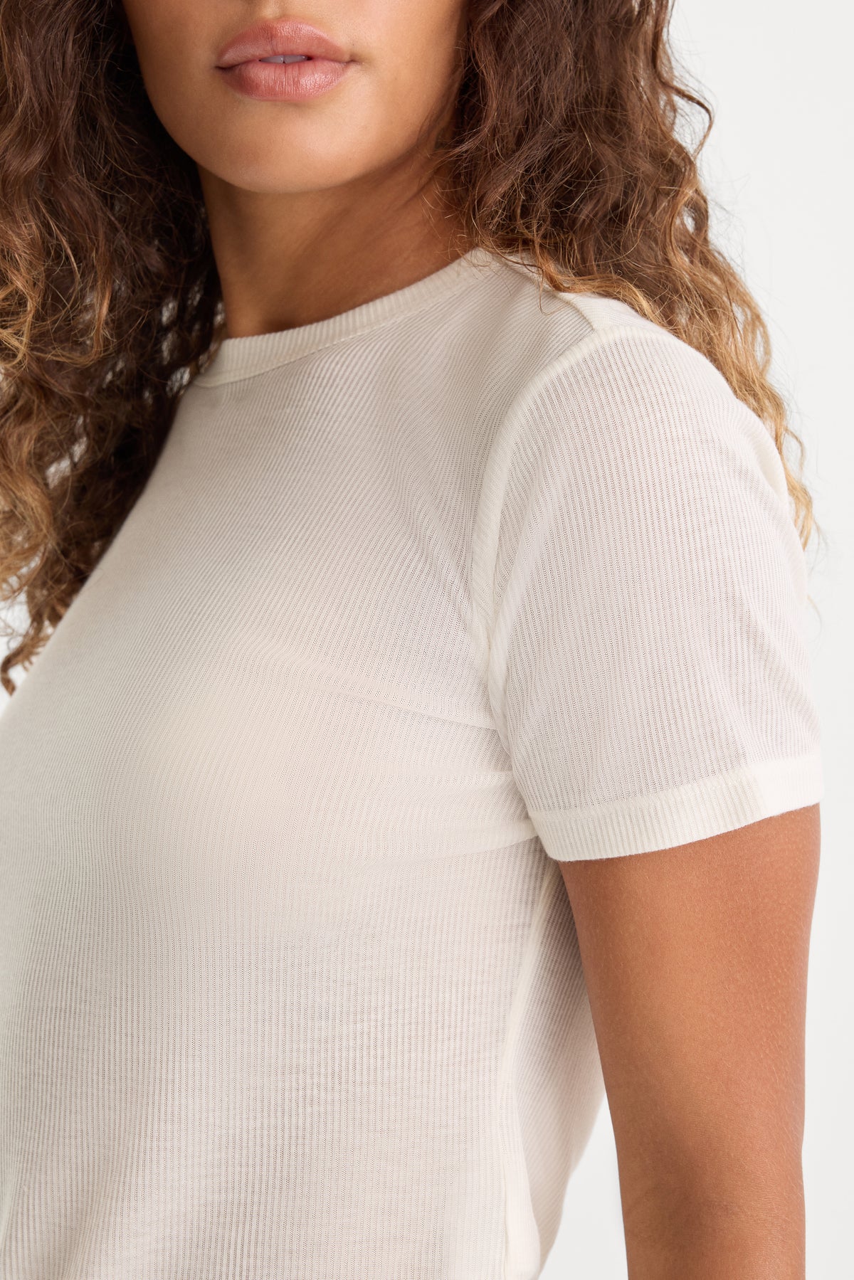 THE SHEER RIB TEE | PEARL-3 | GOOD AMERICAN | MODEL