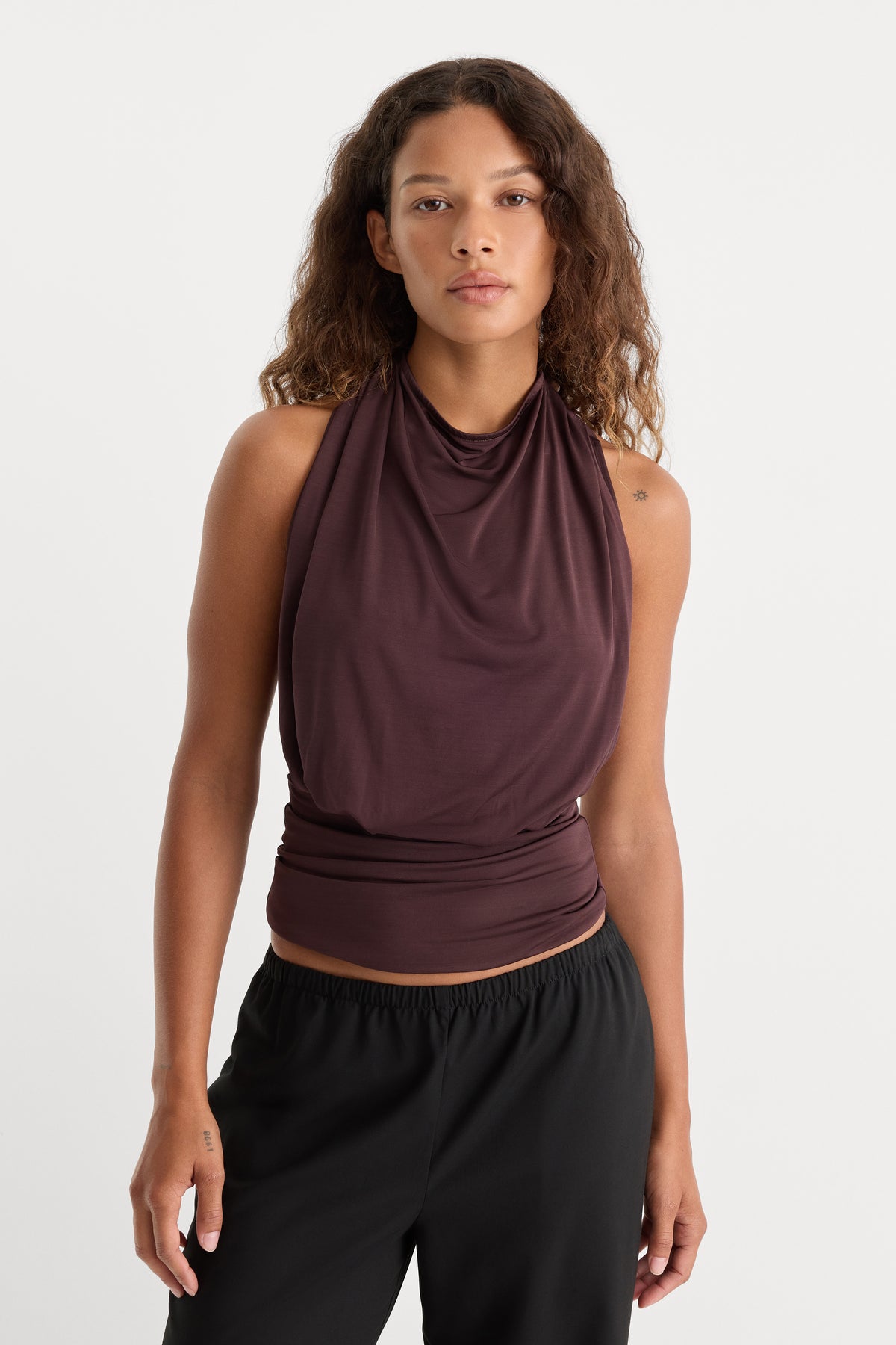 THE BACKLESS TOP | DEEP CHOCOLATE-1 | GOOD AMERICAN | MODEL_A