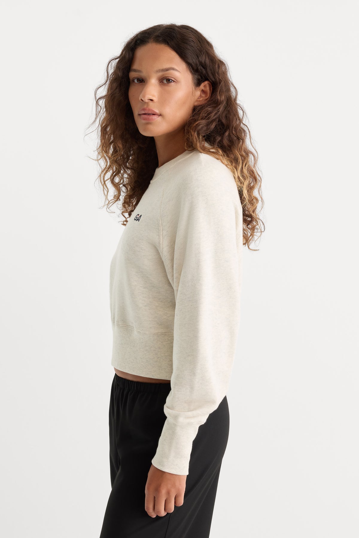 THE FRENCH TERRY RAGLAN SWEATSHIRT | OATMEAL HEATHER-3 | GOOD AMERICAN | MODEL_A