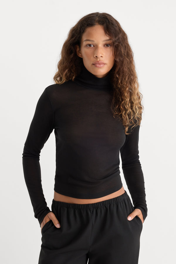 THE SHEER RIB TURTLENECK | BLACK001-1 | GOOD AMERICAN | MODEL