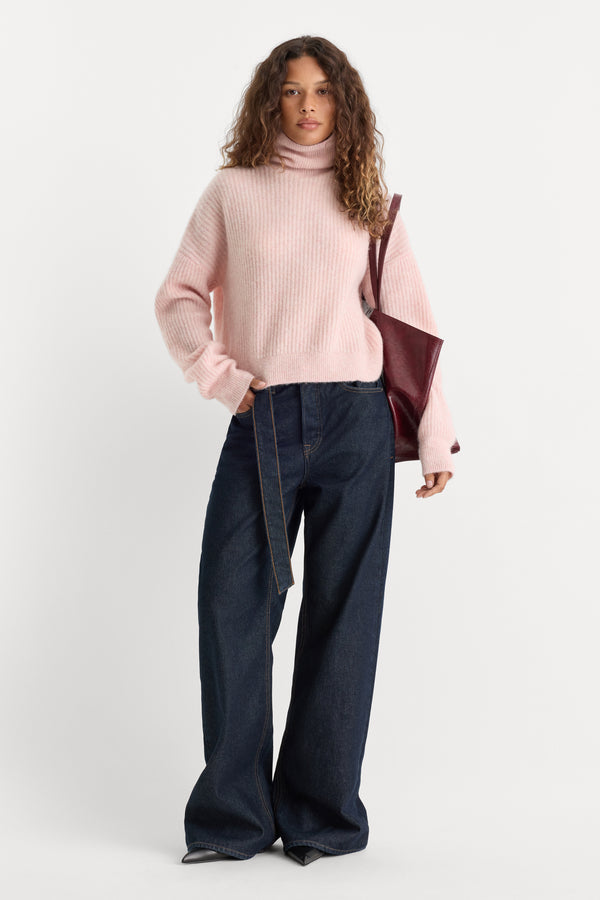 THE OVERSIZED TURTLENECK SWEATER | BLUSH-4 | GOOD AMERICAN | MODEL