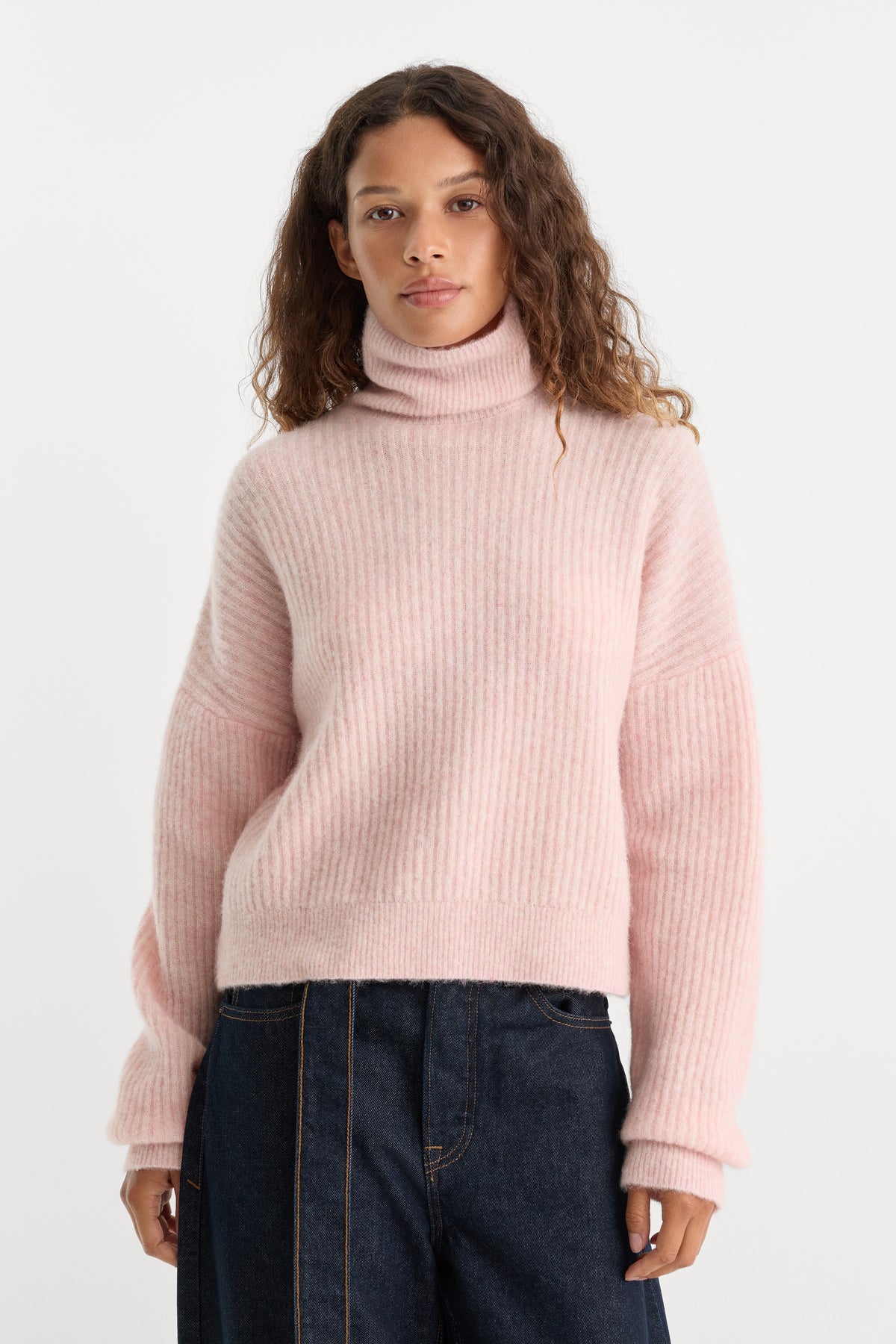 THE OVERSIZED TURTLENECK SWEATER | BLUSH-1 | GOOD AMERICAN | MODEL