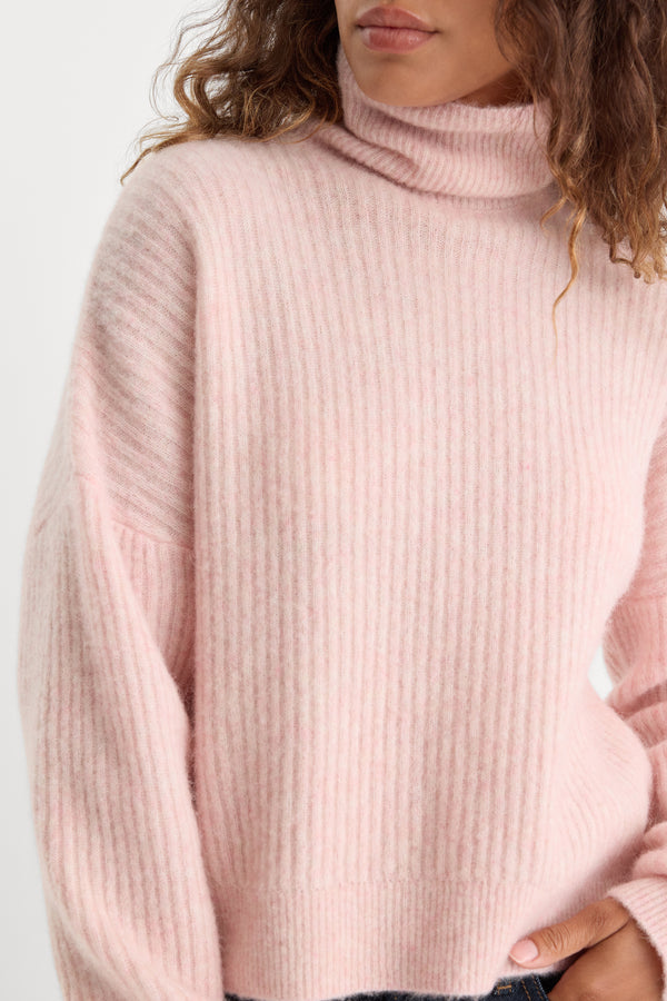 THE OVERSIZED TURTLENECK SWEATER | BLUSH-2 | GOOD AMERICAN | MODEL