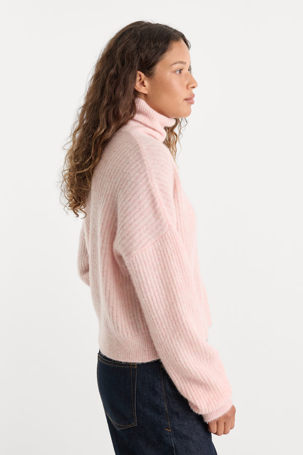 THE OVERSIZED TURTLENECK SWEATER | BLUSH-3 | GOOD AMERICAN | MODEL