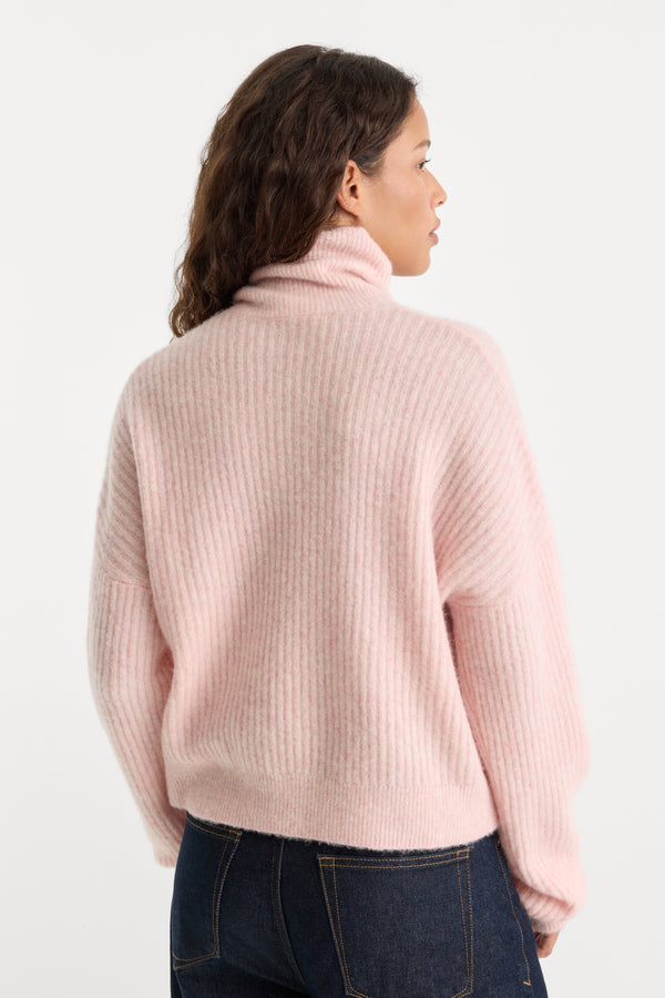 THE OVERSIZED TURTLENECK SWEATER | BLUSH-5 | GOOD AMERICAN | MODEL