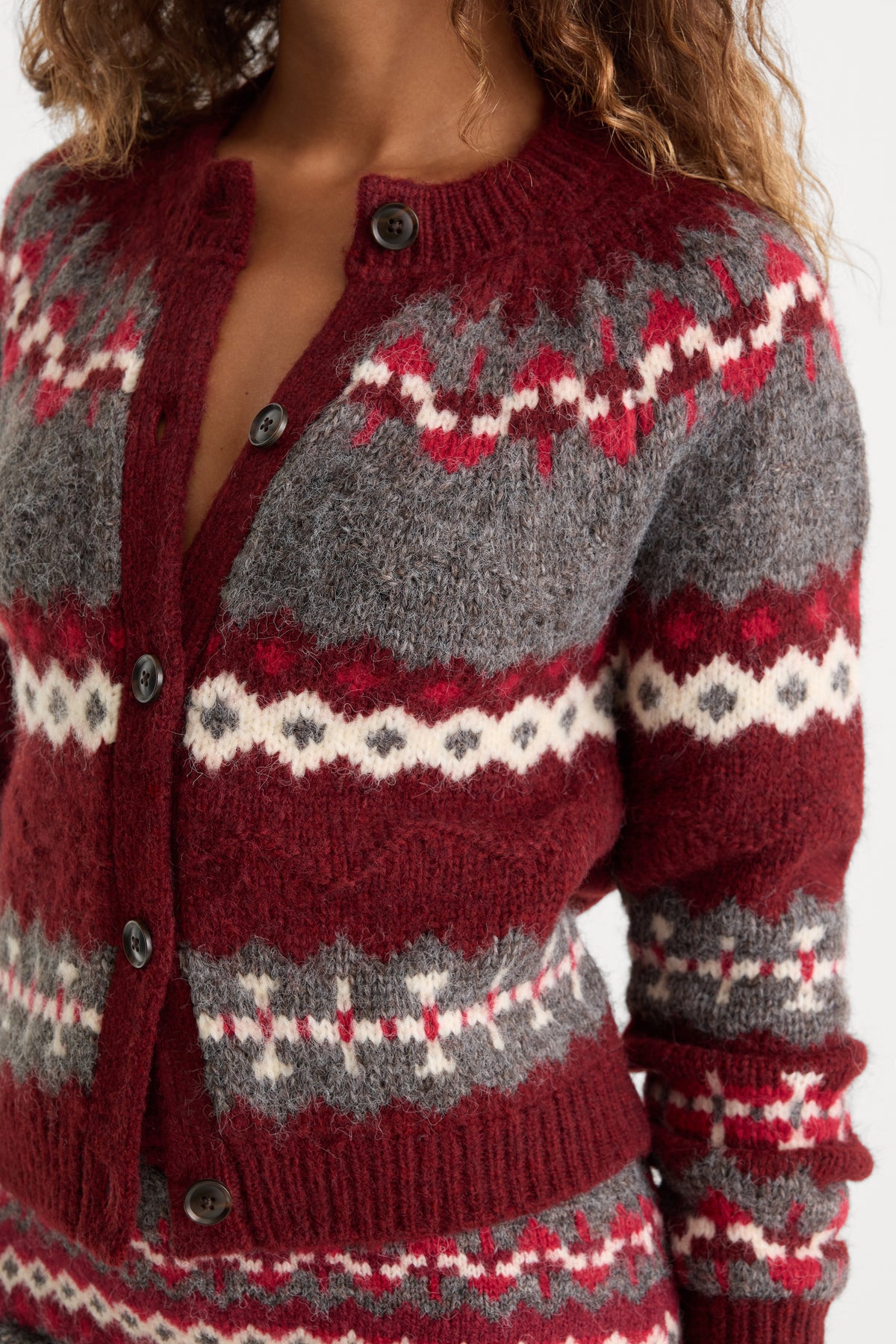 THE CLASSIC CARDIGAN | BORDEAUX FAIR ISLE-4 | GOOD AMERICAN | MODEL_A