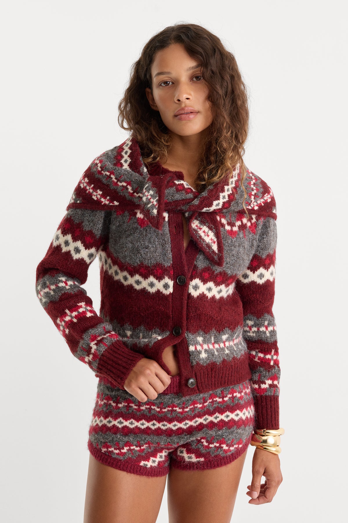 THE KNIT HANDKERCHIEF SCARF | BORDEAUX FAIR ISLE-1 | GOOD AMERICAN | MODEL_A
