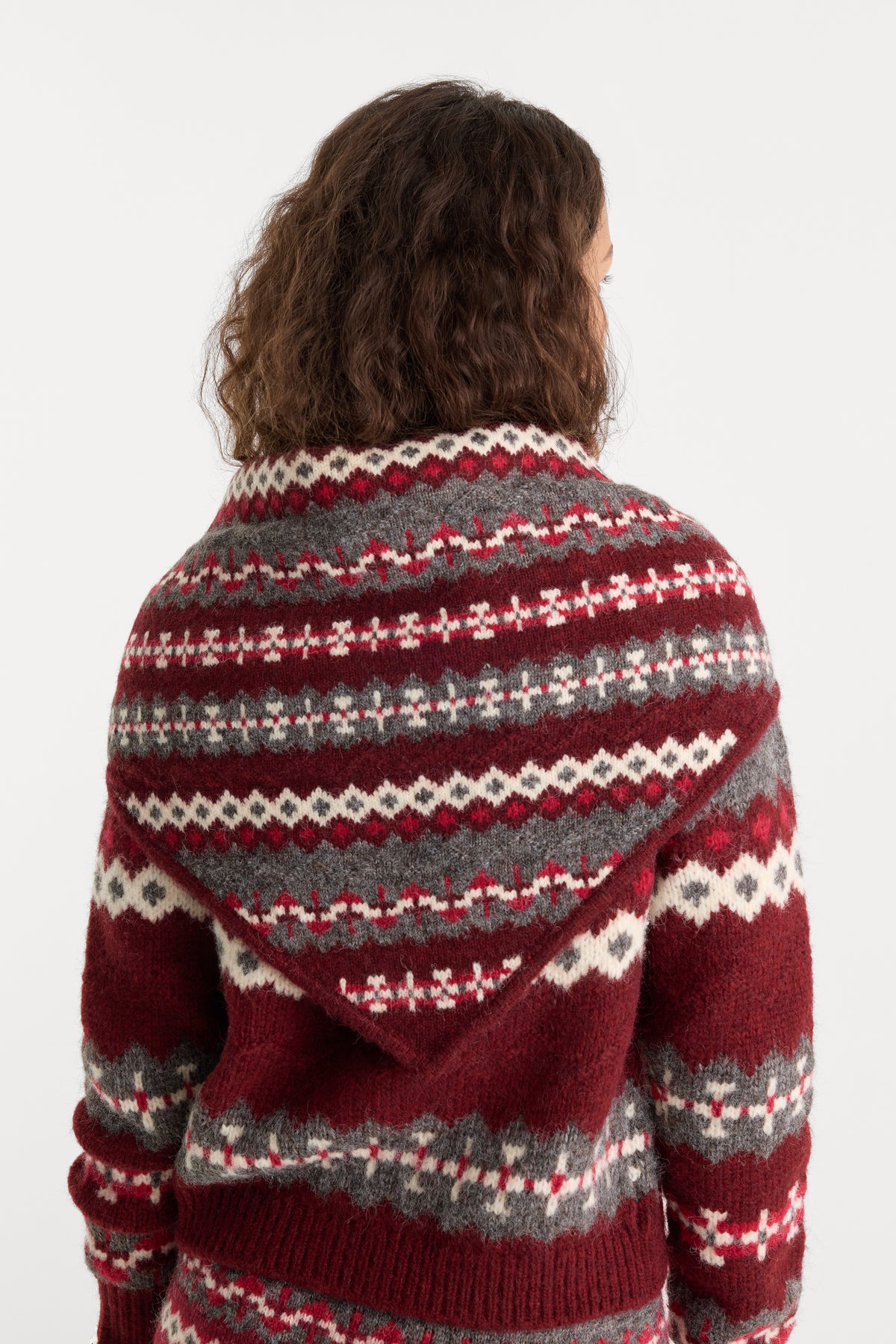 THE KNIT HANDKERCHIEF SCARF | BORDEAUX FAIR ISLE-2 | GOOD AMERICAN | MODEL_A