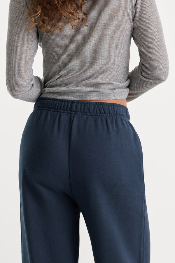 THE FRENCH TERRY SWEATPANT | NEW NAVY002-5 | GOOD AMERICAN | MODEL_A