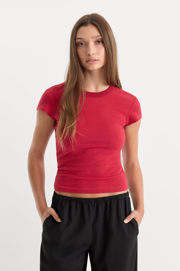 THE CAP SLEEVE TEE | CARMINE-3 | GOOD AMERICAN | MODEL