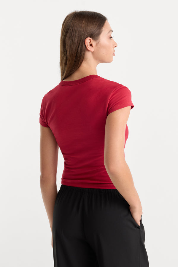 THE CAP SLEEVE TEE | CARMINE-5 | GOOD AMERICAN | MODEL
