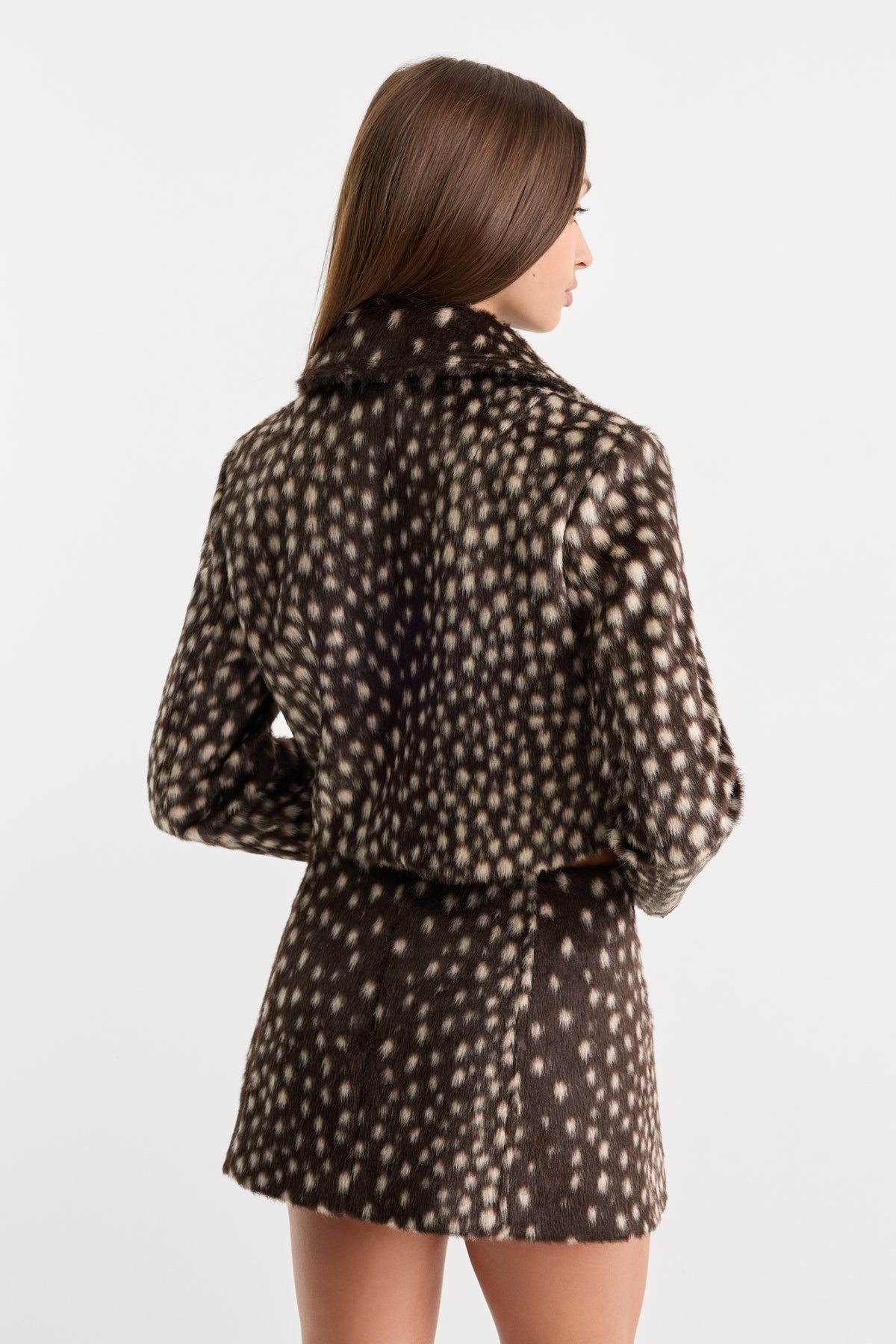 THE PONYHAIR SWING JACKET | DEEP CHOCOLATE FAWN-6 | GOOD AMERICAN | MODEL