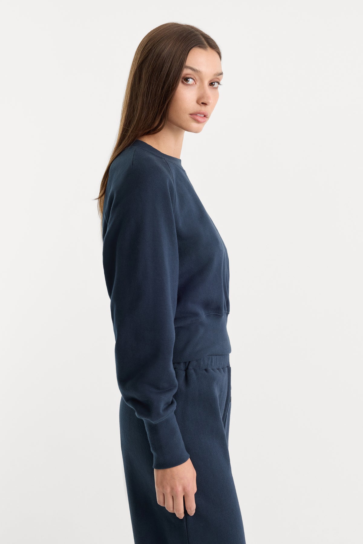 THE FRENCH TERRY RAGLAN SWEATSHIRT | NEW NAVY002-3 | GOOD AMERICAN | MODEL_A