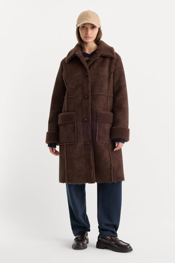 THE FAUX SHEARLING LONG COAT | DEEP CHOCOLATE-4 | GOOD AMERICAN | MODEL_A