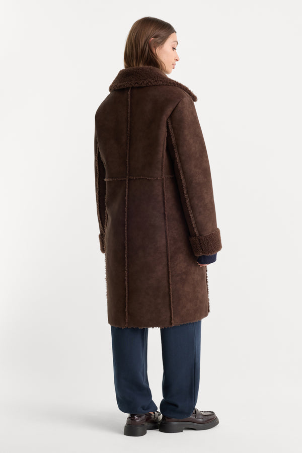 THE FAUX SHEARLING LONG COAT | DEEP CHOCOLATE-5 | GOOD AMERICAN | MODEL_A