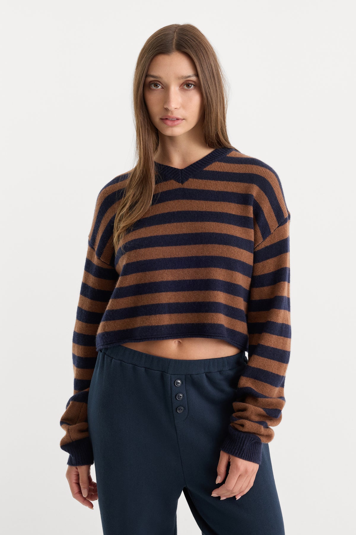 THE SHRUNKEN V NECK SWEATER | NAVY BRONZE STRIPE-1 | GOOD AMERICAN | MODEL_A