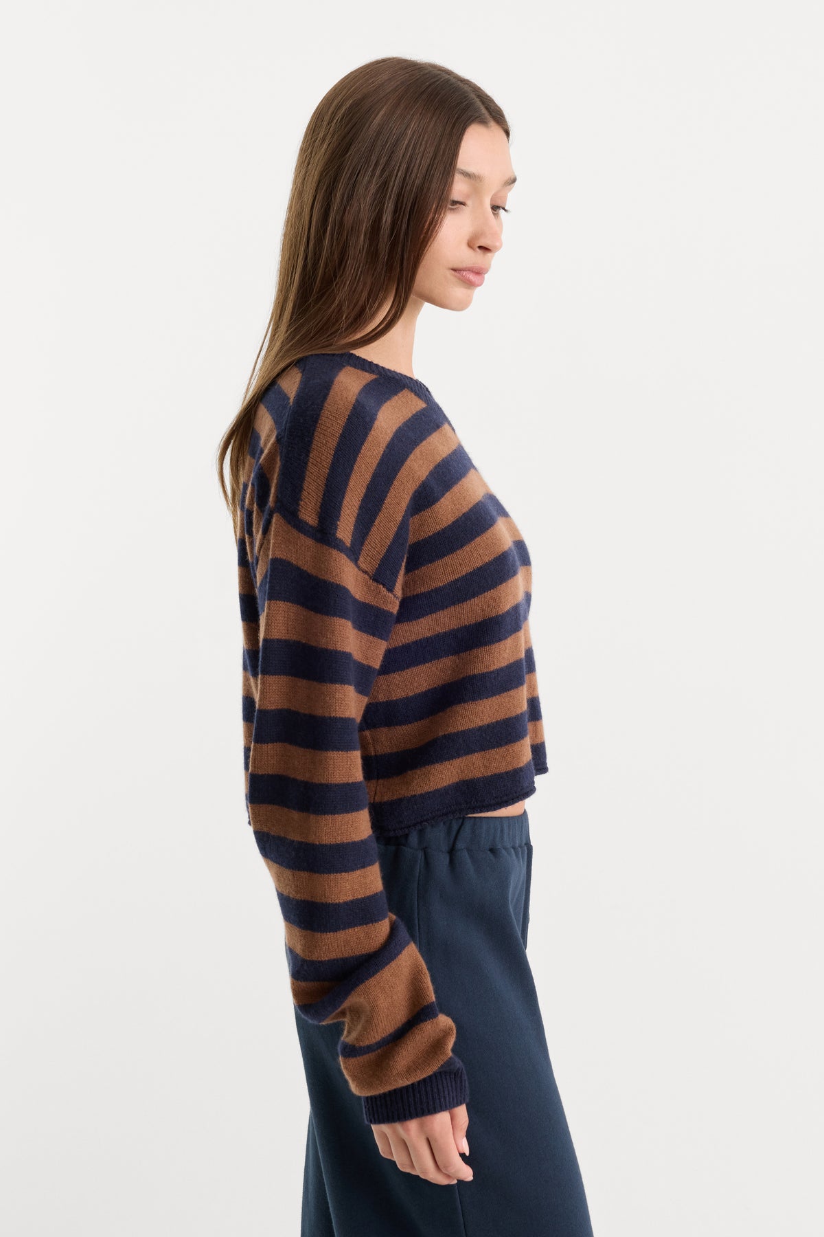 THE SHRUNKEN V NECK SWEATER | NAVY BRONZE STRIPE-2 | GOOD AMERICAN | MODEL_A