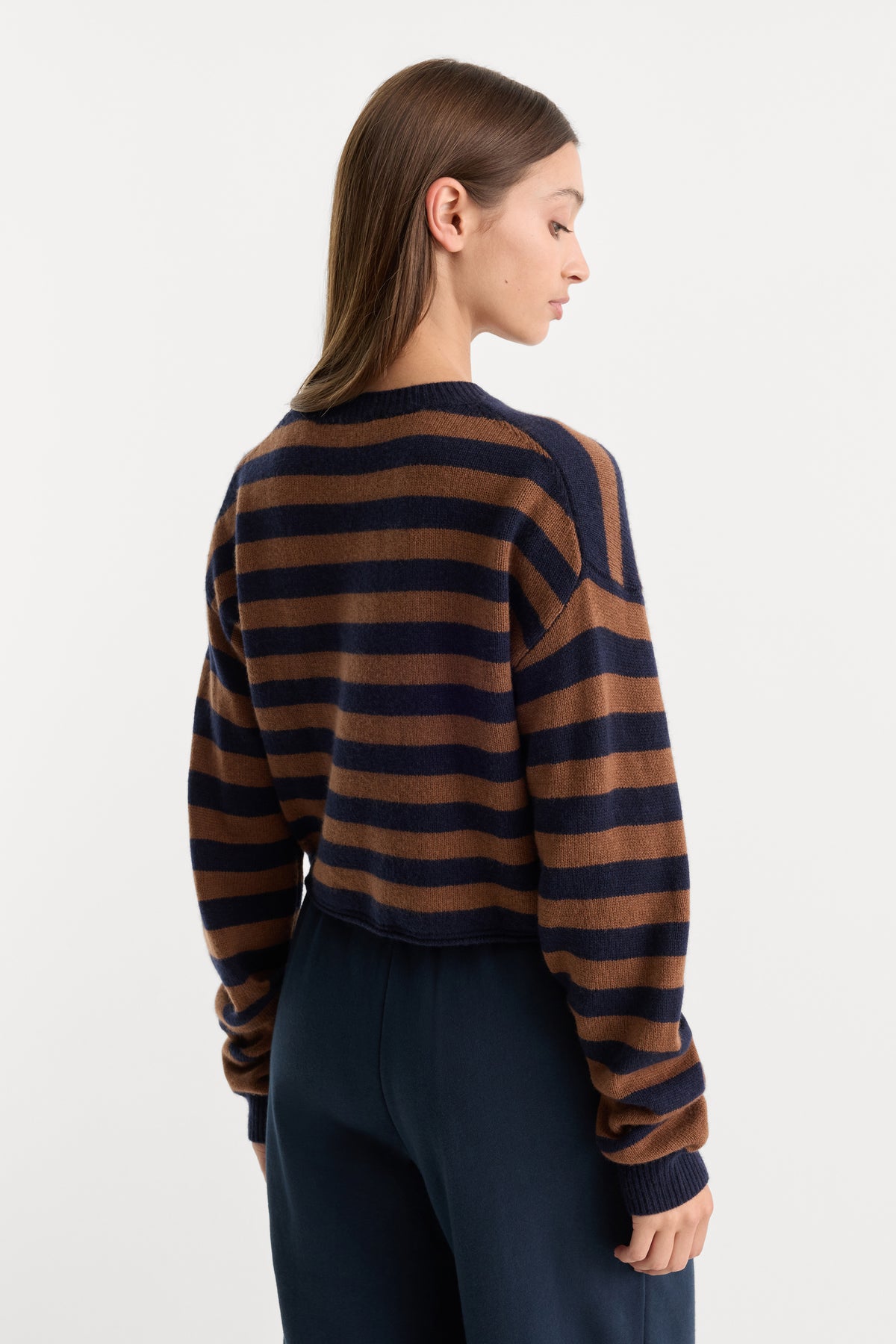 THE SHRUNKEN V NECK SWEATER | NAVY BRONZE STRIPE-5 | GOOD AMERICAN | MODEL_A