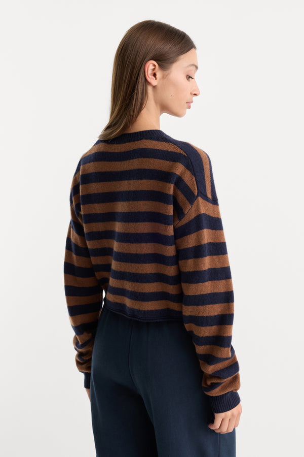 THE SHRUNKEN V NECK SWEATER | NAVY BRONZE STRIPE-5 | GOOD AMERICAN | MODEL_A
