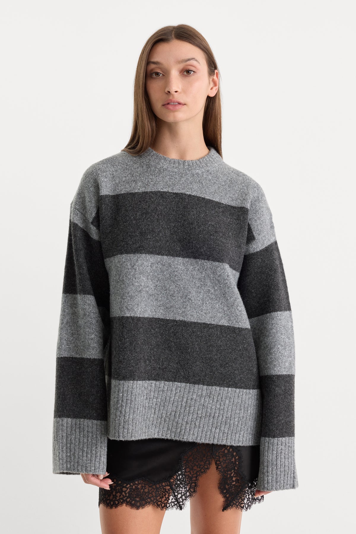 THE OVERSIZED CREW SWEATER | GREY MELANGE STRIPE-1 | GOOD AMERICAN | MODEL