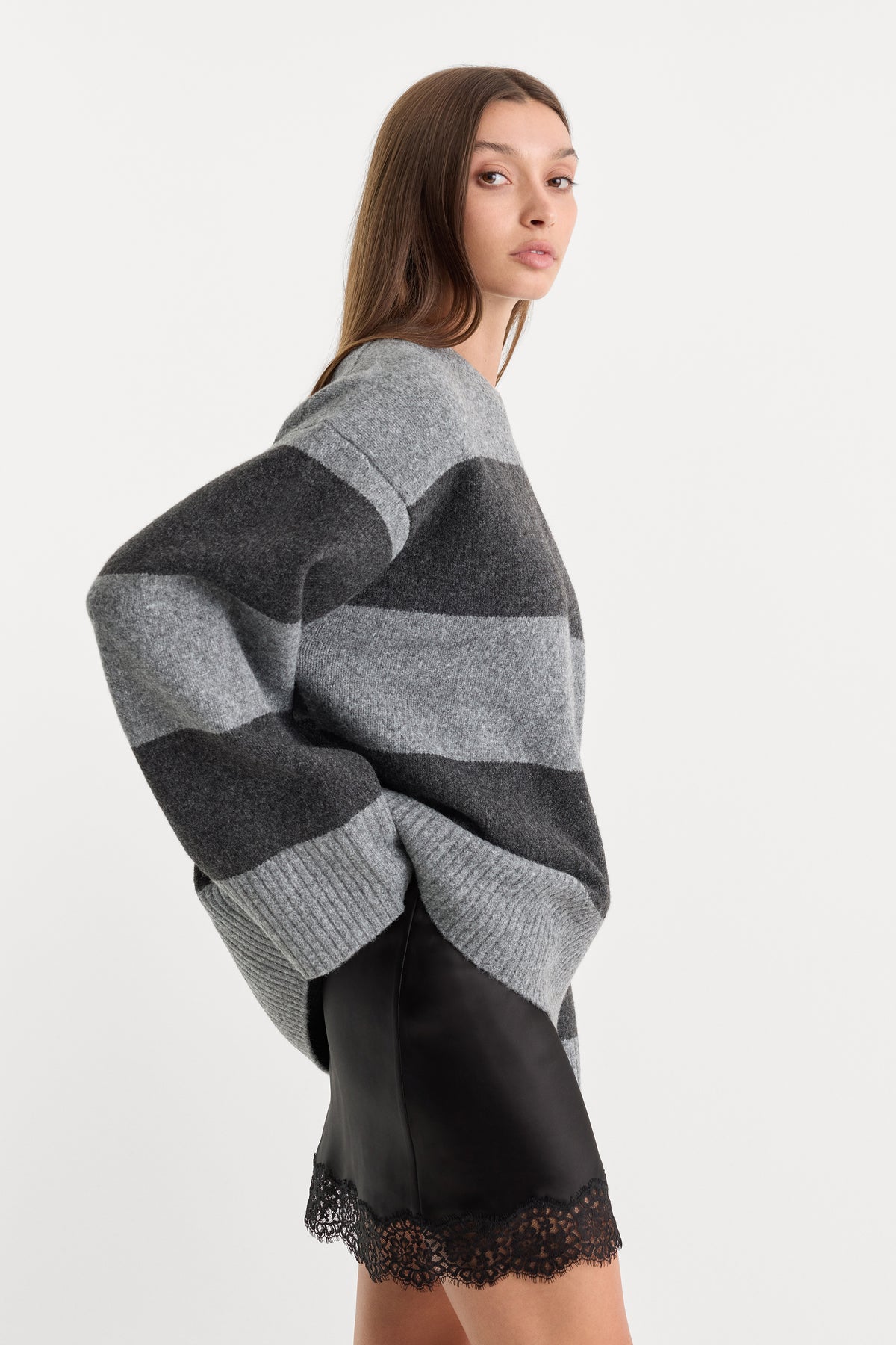 THE OVERSIZED CREW SWEATER | GREY MELANGE STRIPE-2 | GOOD AMERICAN | MODEL