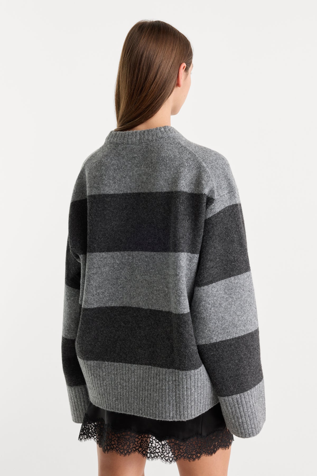 THE OVERSIZED CREW SWEATER | GREY MELANGE STRIPE-4 | GOOD AMERICAN | MODEL