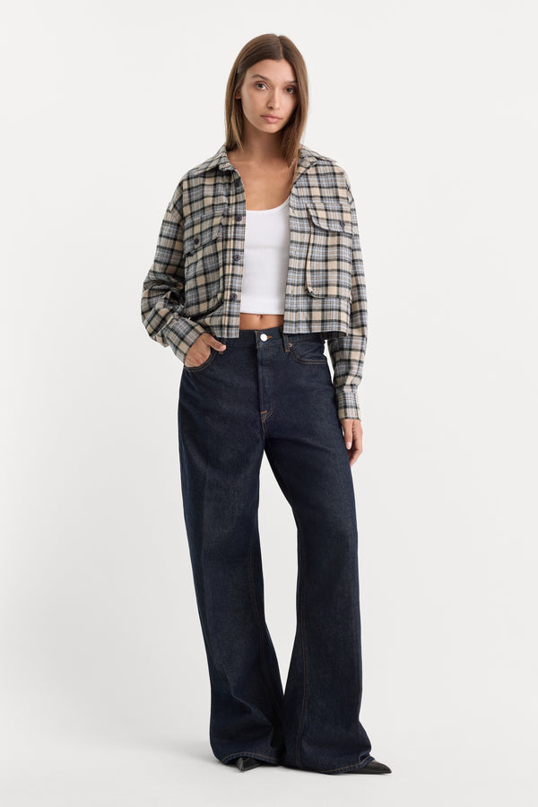 THE PATCH POCKET SHIRT | TAN PLAID-4 | GOOD AMERICAN | MODEL