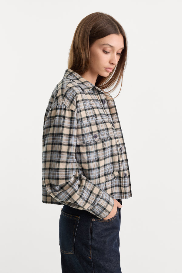 THE PATCH POCKET SHIRT | TAN PLAID-2 | GOOD AMERICAN | MODEL