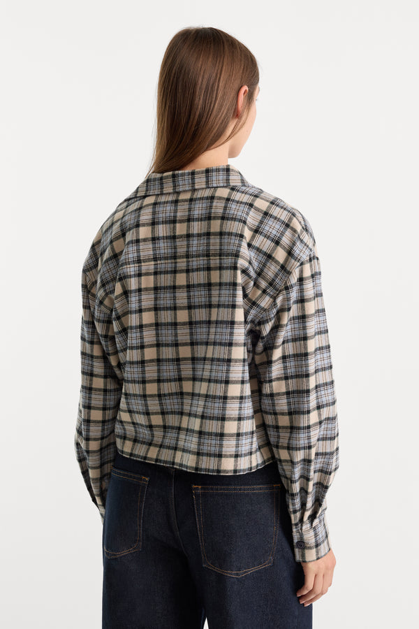 THE PATCH POCKET SHIRT | TAN PLAID-5 | GOOD AMERICAN | MODEL
