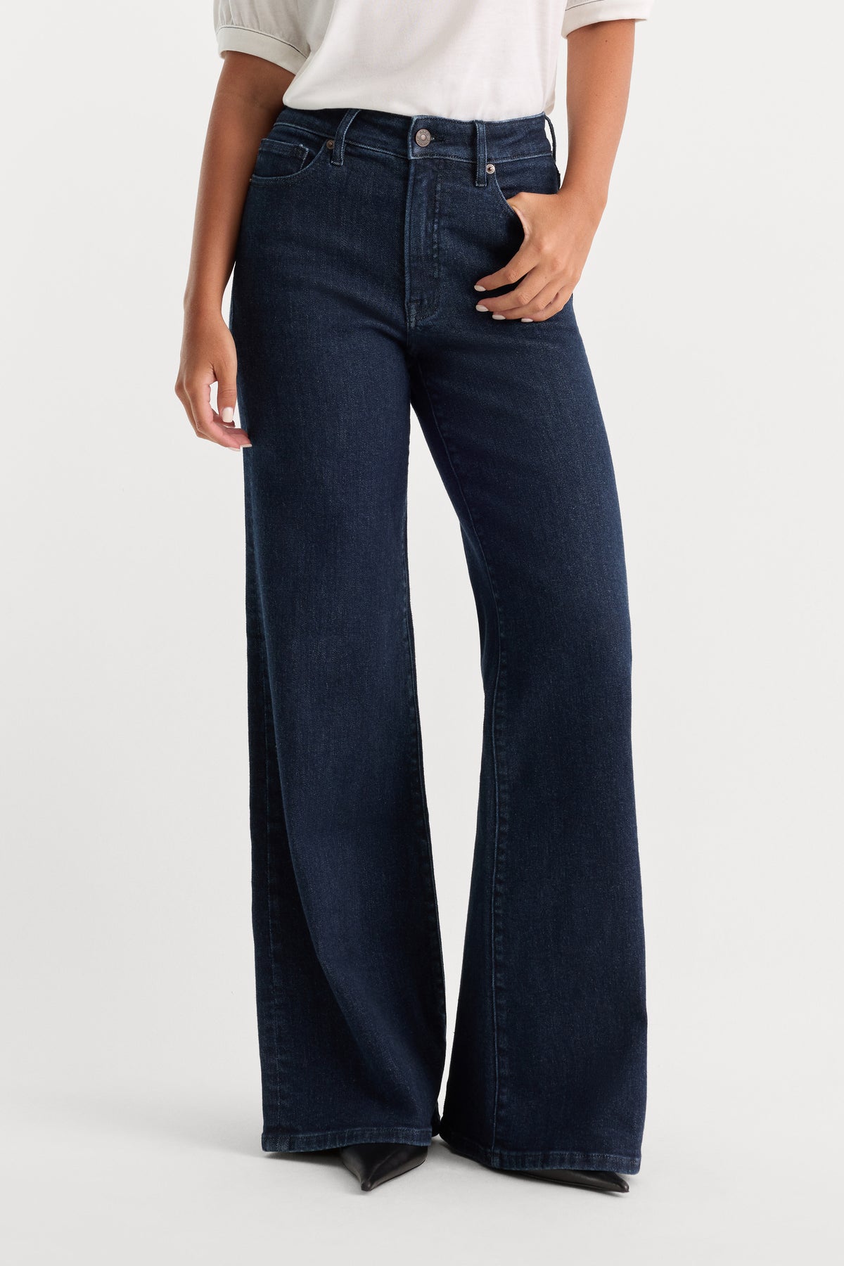 GOOD PETITE PALAZZO JEANS | INDIGO1153-1 | GOOD AMERICAN | MODEL_A