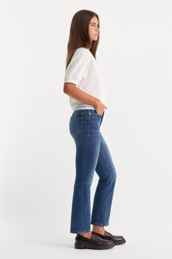 ALWAYS FITS GOOD PETITE STRAIGHT JEANS | INDIGO571-2 | GOOD AMERICAN | MODEL