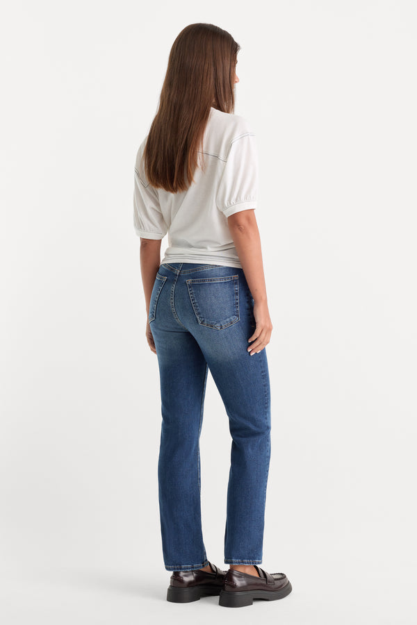 ALWAYS FITS GOOD PETITE STRAIGHT JEANS | INDIGO571-5 | GOOD AMERICAN | MODEL