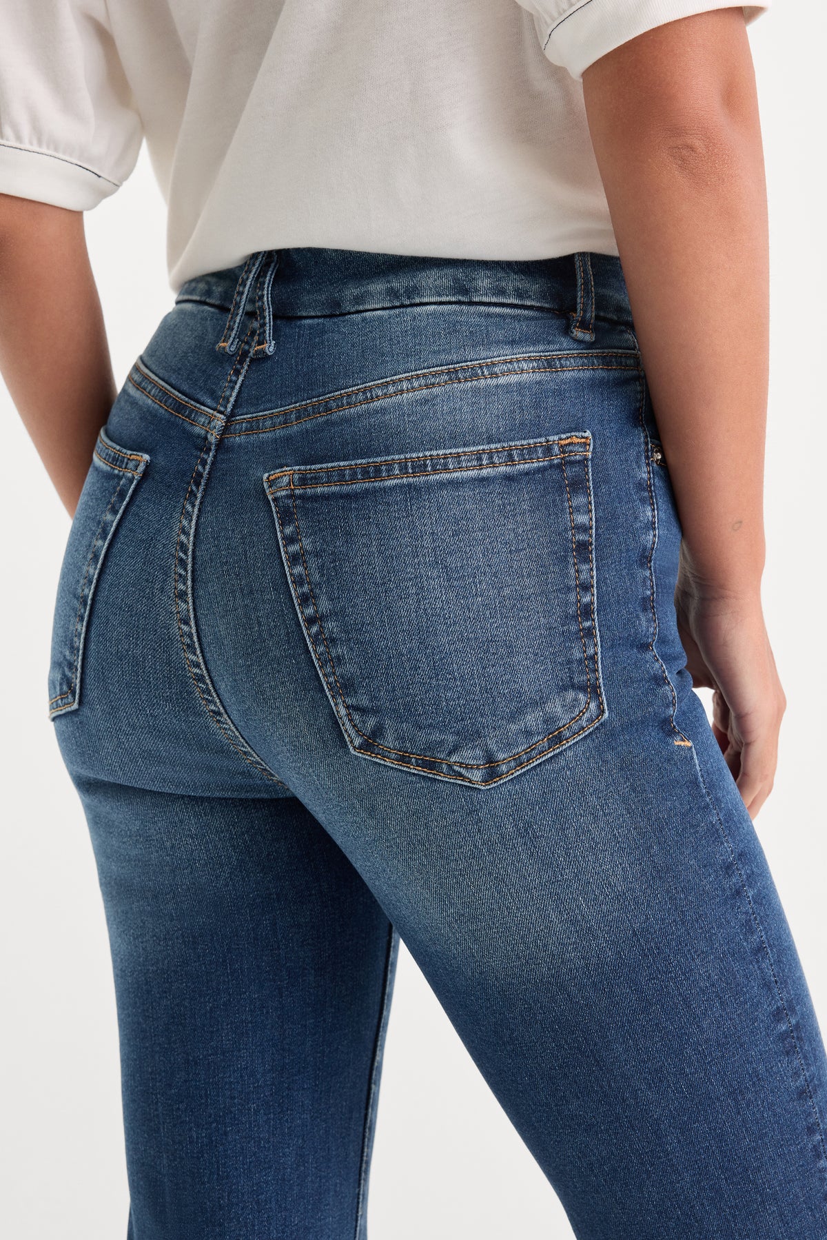 ALWAYS FITS GOOD PETITE STRAIGHT JEANS | INDIGO571-6 | GOOD AMERICAN | MODEL