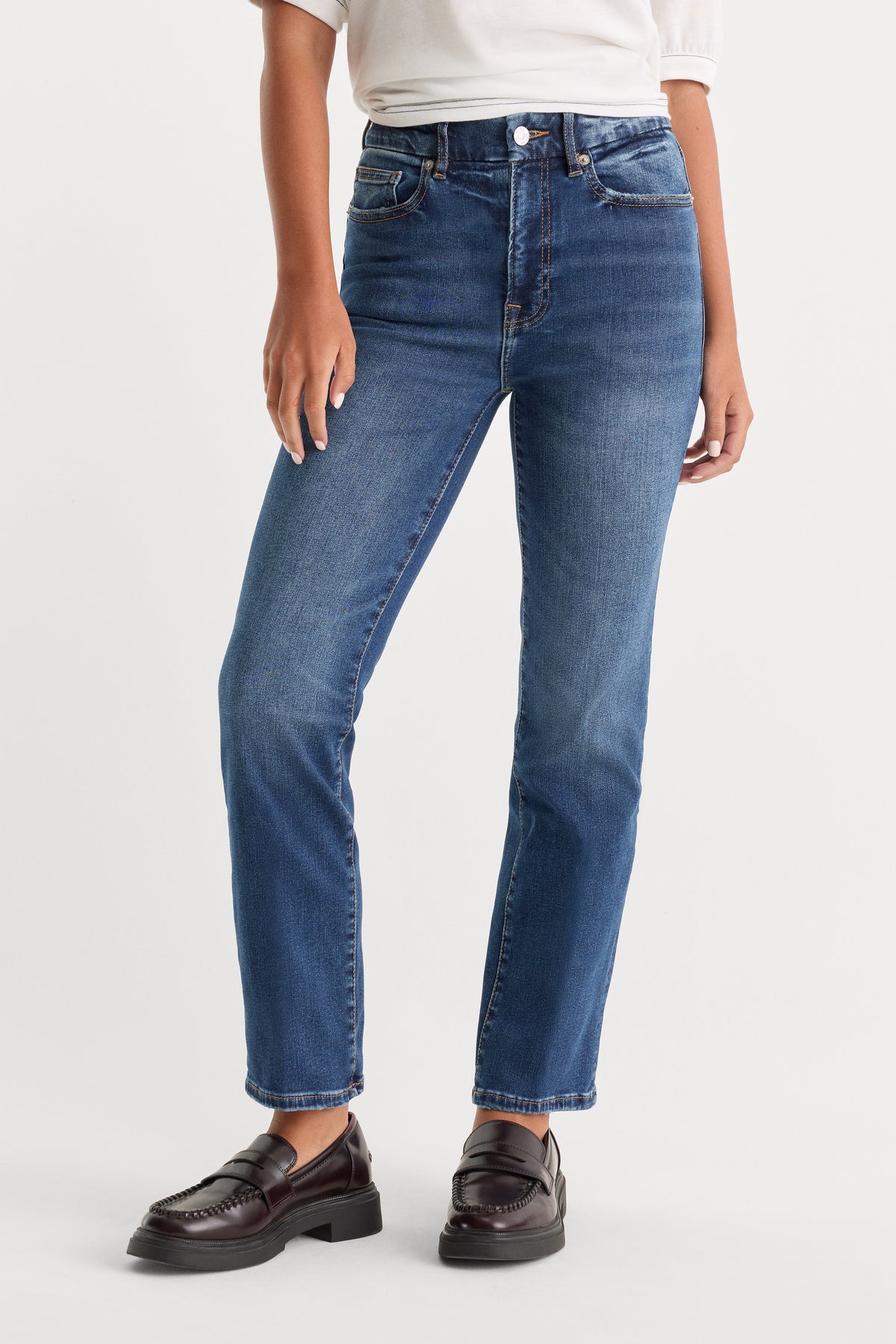 ALWAYS FITS GOOD PETITE STRAIGHT JEANS | INDIGO571-1 | GOOD AMERICAN | MODEL